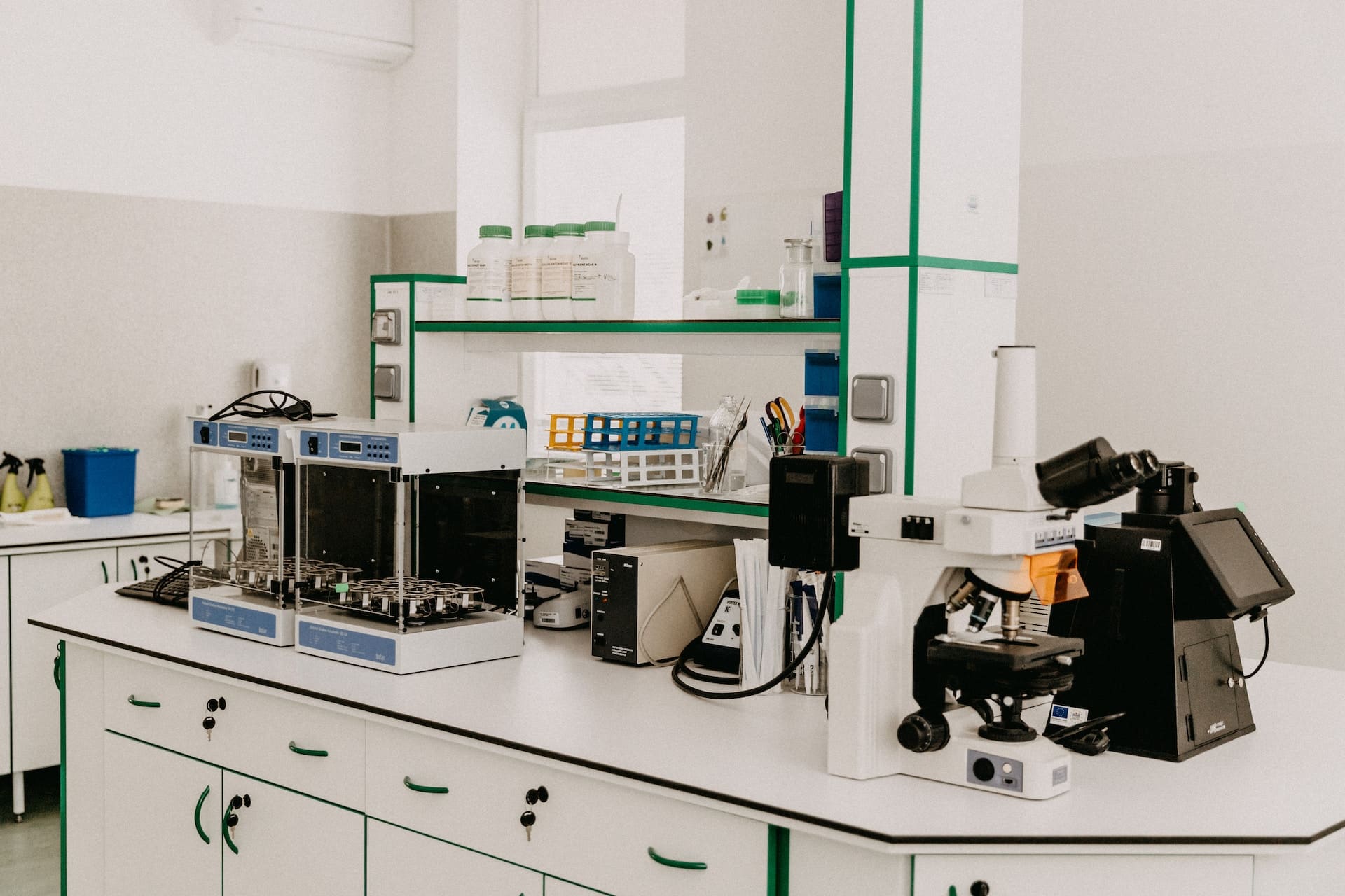 Servicios de mantenimiento correctivo y preventivo de equipo de laboratorio